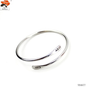 Brazalete Ajustable de Acero Inoxidable con Letra Grabada Personalizada DST 1913, Brazalete Moderno con Logotipo Personalizado Chapado en Oro Rosa - Product Image 3