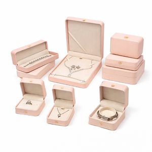 กล่องใส่เครื่องประดับสุดหรูหุ้มหนังเทียมแบบมีบานพับ กล่องของขวัญเครื่องประดับพร้อมผ้าไมโครไฟเบอร์ด้านใน รับพิมพ์โลโก้ตามสั่ง บริการ OEM - Product Image 1