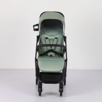 La poussette pour bébé est légère et pliable et peut s'asseoir ou s'allonger en un clic.