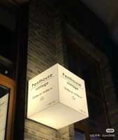 Boîte cube de lumière LED en acrylique personnalisée Éclairage à quatre côtés Enseigne de magasin d'intérieur pour le bureau et le commerce de détail