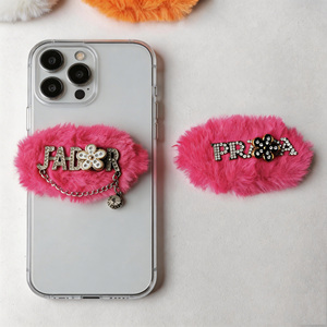 Pluche charme patch met metalen letter bling strass telefoonhoesje aanhangertjes DIY decoratie schattig zacht pluizig cadeau meisjes - Product Image 1