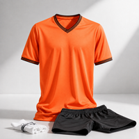 Ensemble de football personnalisé orange et noir à rayures avec chaussettes, kit de football à séchage rapide, uniforme de football personnalisé