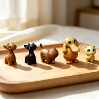 Figurine de chat en bois sculptée à la main avec petite clochette, statue de chaton en bois massif naturel, décoration de bureau, ornement artisanal en bois