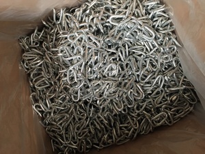 Grapas galvanizadas para cercas/clavos tipo U utilizados para postes de madera en cercas eléctricas - Product Image 1