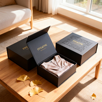 Boîte d'emballage rigide de luxe en carton avec fermeture magnétique et finition mate, personnalisable pour vêtements d'enfants et robes de mariée