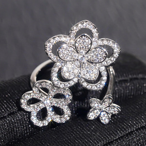 Anello a Fiore Aperto per Donne, Tre Accenti Floreali, Elegante Stile Giglio, Accessorio Moda per Dito, Regalo - Product Image 5