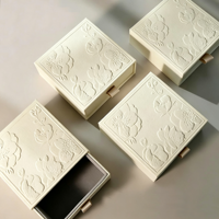Boîte à bijoux de luxe en carton gaufré floral avec logo personnalisé, boîte cadeau en papier pour bagues, boucles d'oreilles, colliers, emballage de bijoux