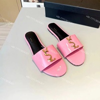 Vente en gros de tongs de créateurs en cuir verni de haute qualité pour femmes, tendance estivale, luxe, marque célèbre, pantoufles pour femmes