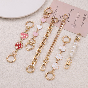 Colgante de cadena de aleación con diseño de fresa y corazón, accesorio de joyería DIY, colgante decorativo de moda para bolso de mano - Product Image 3