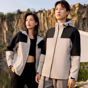 เสื้อแจ็คเก็ตผู้ชายสำหรับกิจกรรมกลางแจ้ง ดีไซน์เท่ห์ ขนาดใหญ่พิเศษ รับสกรีนโลโก้ กันน้ำ กันลม ระบายอากาศได้ดี - Product Image 1