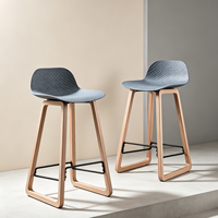 Tabouret de bar moderne en PP texturé avec structure en bois de hêtre courbé, repose-pieds en métal, personnalisable, pour usage commercial, bar à domicile ou hôtel