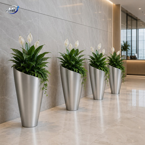 Maceta Moderna de Fibra de Vidrio, Color Dorado, Decorativa, con Acabado Aerografiado, para Hotel, Centro Comercial o Jardín - Product Image 4