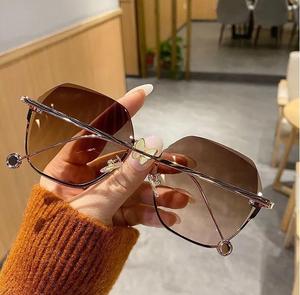 Kính mát nữ thiết kế mới không viền, kiểu cắt cạnh, tròng kính chống tia UV400, gọng nhẹ màu vàng, thích hợp cho hoạt động ngoài trời - Product Image 6