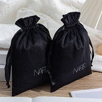 Kantong Beludru Hitam Custom Logo Grosir dengan Tali Serut Bermotif Bunga untuk Kemasan Perhiasan dan Makeup Kelas Atas