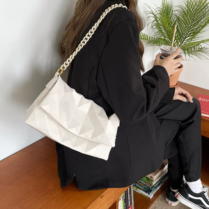 Bolso geométrico para mujer, bandolera con cadena y patrón de diamantes, color blanco lechoso, negro, resistente al agua, uso diario - Product Image 1