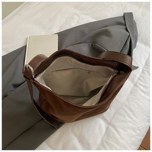 Sac à bandoulière imprimé léopard tendance pour femme, nouveau sac fourre-tout grande capacité 2026, sac seau rétro en daim, dernières nouveautés sacs pour femmes - Product Image 6