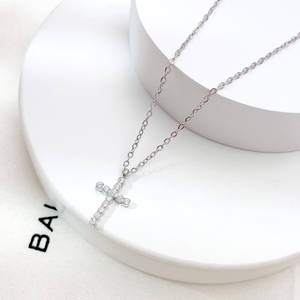 Collier pendentif croix en acier inoxydable pour femme, luxe exquis, plaqué or, simple, incrusté de zircon, chaîne à maillons, vente chaude - Product Image 2