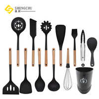 Nouveau design accessoires de cuisine 13 pièces ensemble d'ustensiles de cuisine en Silicone avec support en plastique en forme de cœur et poignée en bois