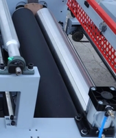 Machine à plastifier les panneaux 1220 mm de largeur de travail maximale pour le revêtement de surface par film des panneaux MDF, des panneaux de particules et des portes en contreplaqué