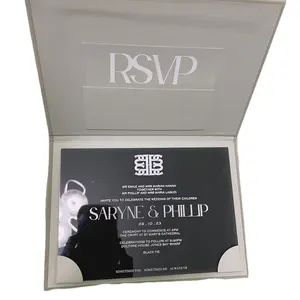 Veludo cinza livreto capa dura convite com cartão acrílico do casamento e gravação monograma no envelope
