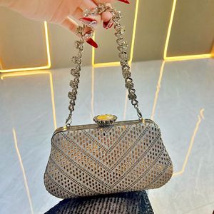 กระเป๋าคลัทช์สะพายไหล่สำหรับงานเลี้ยงตอนเย็น ผ้าโพลีเอสเตอร์สุดหรูสำหรับผู้หญิง ดีไซน์ใหม่ พร้อมสายโซ่ รุ่น Tanjing - Product Image 6