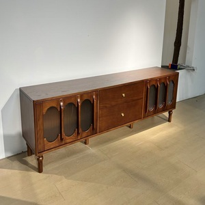 Meuble TV en chêne massif de style farmhouse moderne du milieu du siècle avec tiroirs de rangement pour salon - Product Image 4