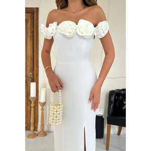 Vestido de noche blanco con hombros descubiertos, adornado con rosas, estilo tubo, de satén, con cintura natural. - Product Image 6