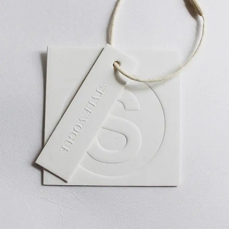 Lüks özel Logo kabartmalı giyim Hangtag toptan High End kalın kağıt konfeksiyon askı etiketi beyaz kare salıncak etiketleri