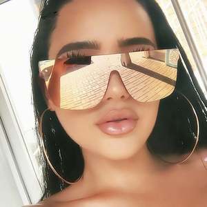 Gafas de Sol Cuadradas con Lentes de Espejo Rosa, Diseño Personalizado con Logotipo, Lentes de Una Pieza Extra Grandes para Mujer - Product Image 3