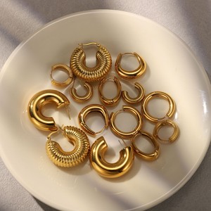 Pendientes de Aro, Resistentes al Agua, de Acero Inoxidable con Baño de Oro de 18K, Pendientes de Aro Tipo Croissant para Mujer - Product Image 1