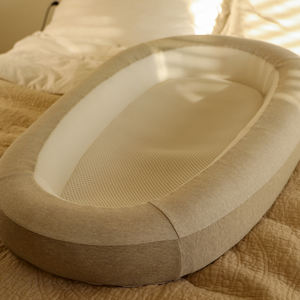 Coussin de bébé en Sorona biologique certifié Oeko-Tex, personnalisé, 90*55cm, beige blanc, qualité alimentaire, nid de sommeil pour bébé - Product Image 1