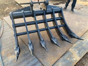 Râteaux d'excavatrice personnalisables pour excavatrices de 3 à 5 tonnes, incluant râteaux à brosse, râteaux à godets et râteaux de défrichage - Product Image 2