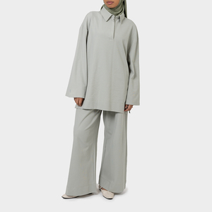 <span class=keywords><strong>Set</strong></span> Elegante Minimalista Verde Polvere per Donne Musulmane, Tunica con Colletto a Polo e Pantaloni, Outfit Islamico Modesto per il Tempo Libero - Product Image 1