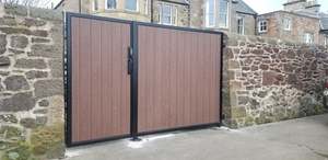 Puerta corredera oscilante doble <span class=keywords><strong>de</strong></span> entrada compuesta WPC manual <span class=keywords><strong>y</strong></span> eléctrica con marco <span class=keywords><strong>de</strong></span> <span class=keywords><strong>hierro</strong></span> - Product Image 4