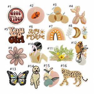 Parches Bordados Estilo Bohemio con Mariposas y Frases Positivas para Perros, Termoadhesivos - Product Image 2