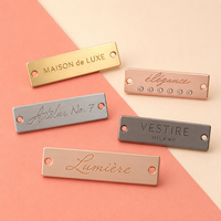 Étiquette de marque en métal émaillé gaufré pour jeans, chaussures, sacs à main – Plaque logo époxy – Faible MOQ – Petites séries – Fournisseur d'usine pour boutiques