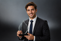 Trophée en cristal transparent en forme de larme, gravure personnalisée du logo et du texte, base noire, cadeau souvenir de reconnaissance des employés d'entreprise