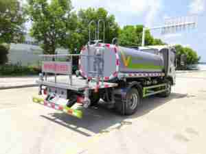 Camión Cisterna FOTON 4x2 de 5000L para Rociar Agua, Control de Polvo Municipal - Product Image 4