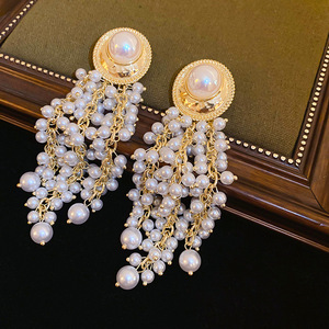 Orecchini Lunghi con Perle e Nappine, Orecchini Vintage di Alta Gamma, Orecchini Stile Palazzo per Donne - Product Image 4