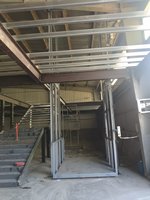 Xinchaoyue Hydraulischer/Elektrischer Stahlführungsschienen-Kleingüterlift mit Drahtloser Steuerung 3500kg 4m Hubhöhe Vertikaler Lagerhaus-Frachtlift