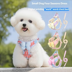 Ensemble Harnais et Laisse pour Petit Chien au Design à Carreaux Adorable avec Matériel en Nylon/Coton Respirant pour la Marche en Extérieur et une Traction Sûre - Product Image 1