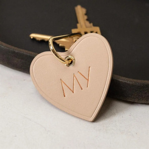 Llavero/colgante de PU con forma de corazón, de cuero, con logotipo/etiqueta de nombre/abalorio para bolsa de regalo, hebilla de latón. - Product Image 2