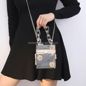 Bolso Tote Casual de Acrílico Transparente con Marco Rígido de Neón, Cierre de Cremallera y Correa de Cadena Dorada - Product Image 2