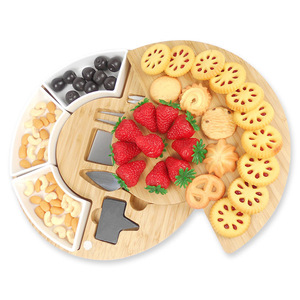 Plato redondo de bambú para queso con inserciones de cerámica y utensilios para servir queso y frutas. - Product Image 2