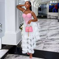 Ensemble 2 pièces pour femme : Haut corset à fines bretelles et jupe longue en tulle à volants avec plumes, couleur contrastante, pour soirée et fête