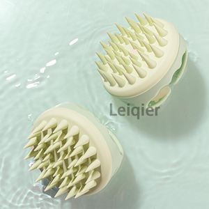 Brosse de massage du cuir chevelu en silicone souple avec logo personnalisé, peigne exfoliant relaxant pour l'application d'huile, soin du cuir chevelu, nettoyage en profondeur du cuir chevelu - Product Image 4