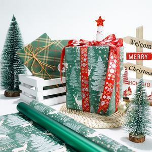 Rollo de papel Kraft verde navideño de 80g al por mayor 43*300cm regalo de lujo embalaje personalizado papel de regalo - Product Image 1