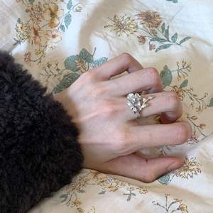 Bague en argent pur S925, fleur à quatre pétales, nouveau style campagnard chinois, design de niche haut de gamme, luxe léger, sertissage à griffes ouvertes - Product Image 1