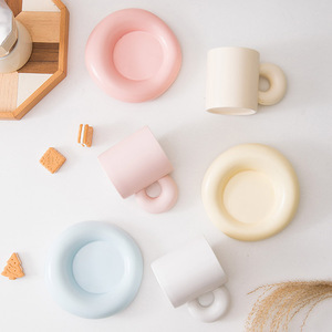 Nouveau Design <span class=keywords><strong>tasse</strong></span> à café en céramique <span class=keywords><strong>petit</strong></span> <span class=keywords><strong>déjeuner</strong></span> <span class=keywords><strong>avec</strong></span> <span class=keywords><strong>soucoupe</strong></span> tasses à thé au lait en porcelaine nordique créative en vrac - Product Image 6