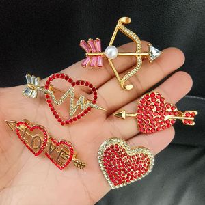 Rote LOVE Buchstaben-Brosche mit Diamanten, Valentinstag-Geschenk, Mantel-Accessoire für Herren und Damen, Hochzeit und Partys - Product Image 1